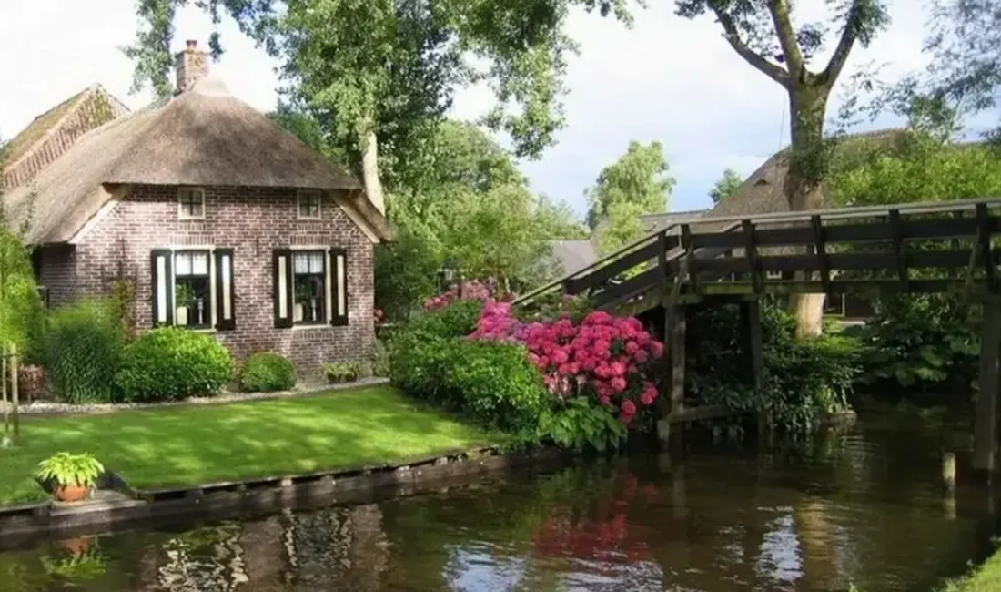 Hollanda’nın “Kuzey’in Venedik’i” olarak bilinen dünyaca ünlü Giethoorn köyü, alışılmışın