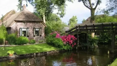 Hollanda’nın “Kuzey’in Venedik’i” olarak bilinen dünyaca ünlü Giethoorn köyü, alışılmışın