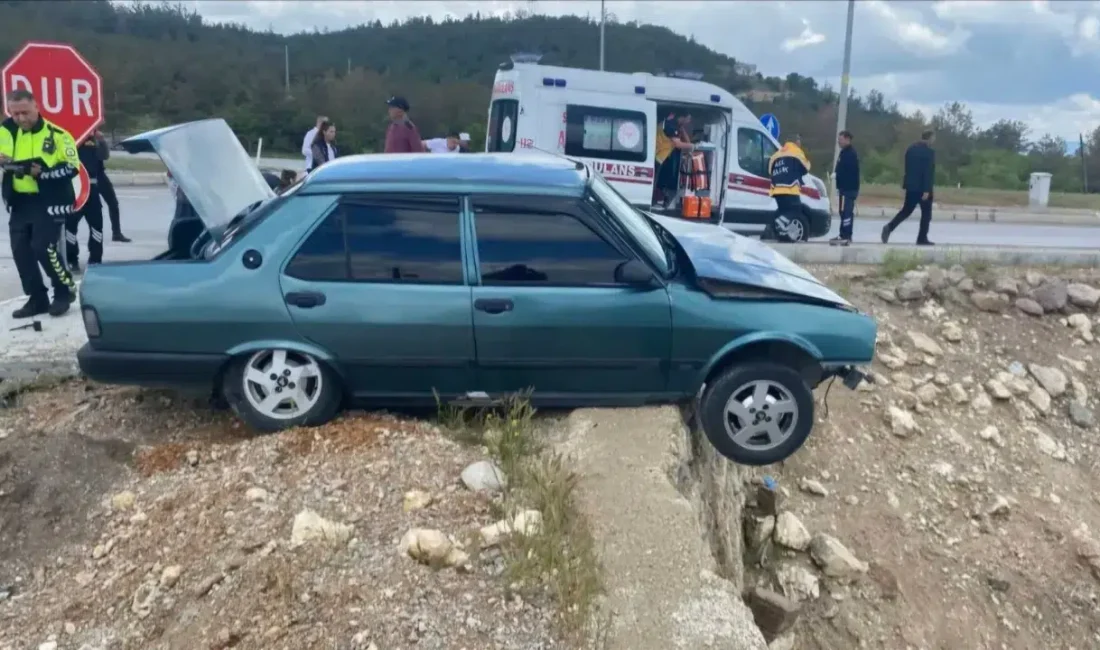 Kütahya’nın Emet ilçesinde iki otomobilin kavşakta çarpışması sonucu meydana gelen