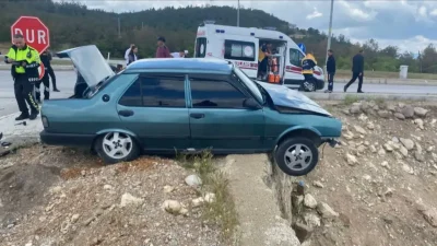 Kütahya’nın Emet ilçesinde iki otomobilin kavşakta çarpışması sonucu meydana gelen