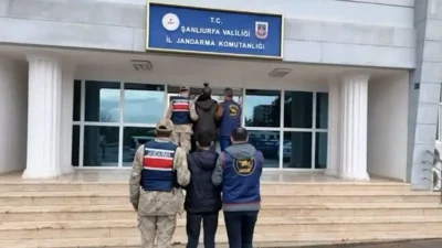 Şanlıurfa’nın Karaköprü ilçesinde, haklarında kesinleşmiş hapis cezası bulunan ve uzun