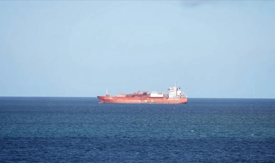 İran Ulusal Tanker Şirketi’ne (NITC) ait dev petrol tankeri “HUGE”,