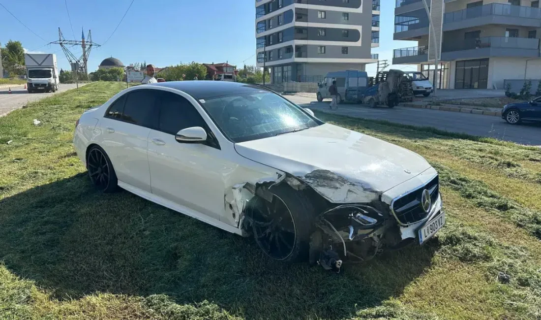 Uşak’ta yabancı plakalı bir otomobilin park halindeki araca çarpmasıyla meydana