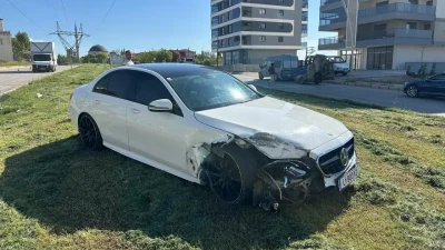Uşak’ta kontrolden çıkan yabancı plakalı bir otomobilin park halindeki araca