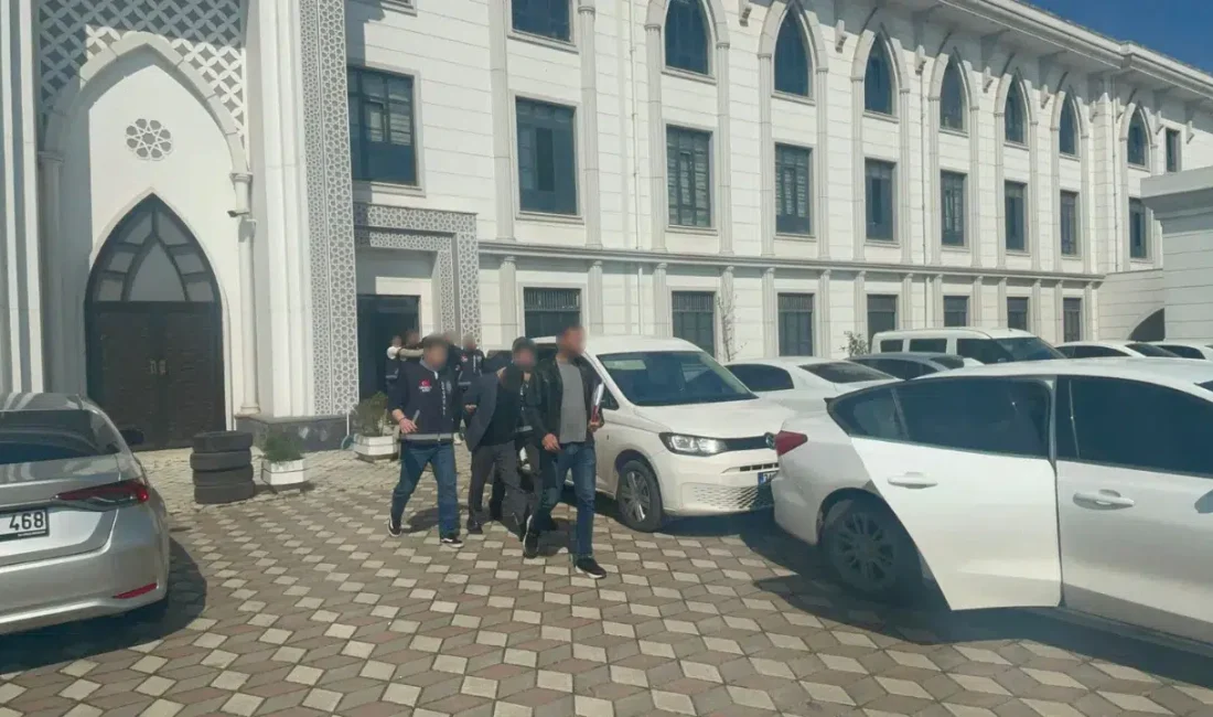 Kocaeli’nin Darıca ilçesinde girdikleri evden yaklaşık 25 bin lira değerinde