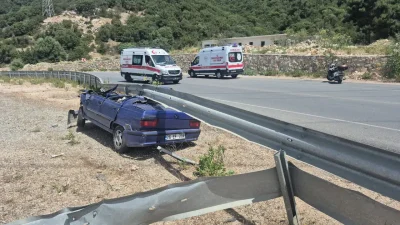 Muğla’nın Bodrum ilçesinde virajı alamayan bir otomobilin yol kenarındaki çelik