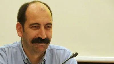 Gazetecilik kariyerindeki başarıları ve siyasi duruşuyla adından söz ettiren Atakan