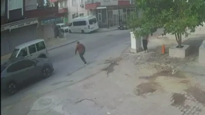 Mersin’in Tarsus ilçesinde, sevdiklerine el sallayarak yolun karşısına geçmeye çalışan