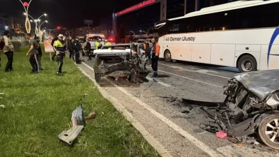 Yozgat’ta meydana gelen ve 4 otomobilin birbirine girdiği feci zincirleme