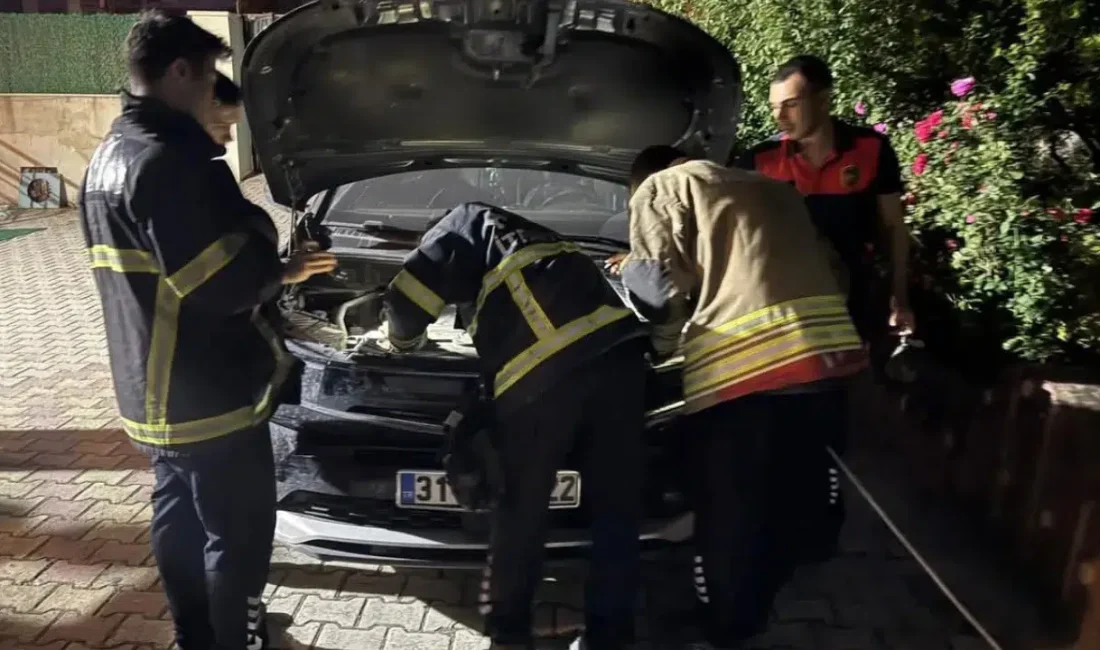 Hatay’ın Antakya ilçesinde bir otomobilin motor kısmına girerek mahsur kalan