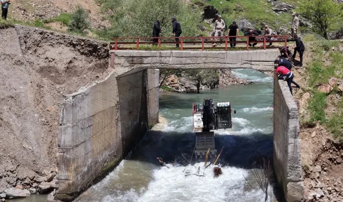 Muş’un Cevizlidere köyünde köprüden karşıya geçmeye çalışırken azgın sulara kapılan