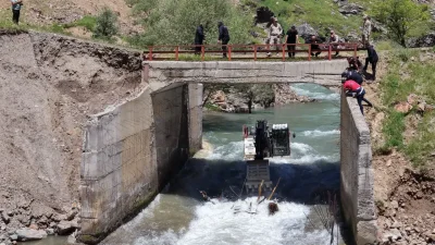 Muş’un Cevizlidere köyünde köprüden karşıya geçmeye çalışırken azgın sulara kapılan