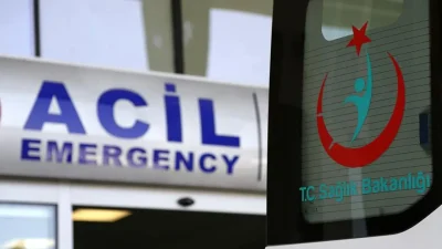 Mersin’de sürücüsünün direksiyon hakimiyetini kaybettiği otomobilin refüje çarpması sonucu meydana