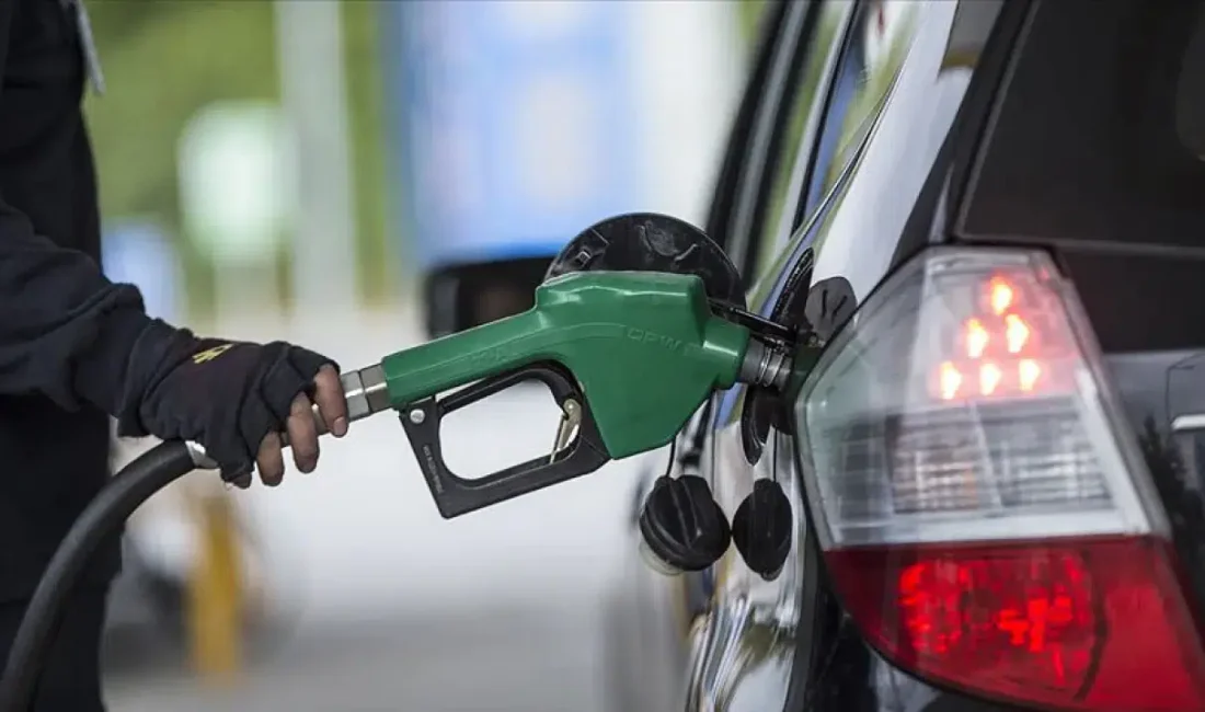 Küresel piyasalarda petrol fiyatlarının hızla yükselmesi akaryakıt tabelalarına yansıdı. İran
