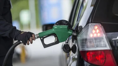 Küresel piyasalarda petrol fiyatlarının hızla yükselmesi akaryakıt tabelalarına yansıdı. İran