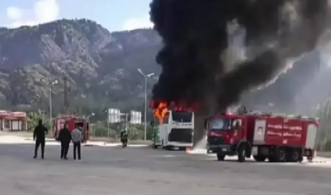 Mersin’den Amasya’ya gelen yolcu otobüsü, yolcularını indirdikten hemen sonra peronda