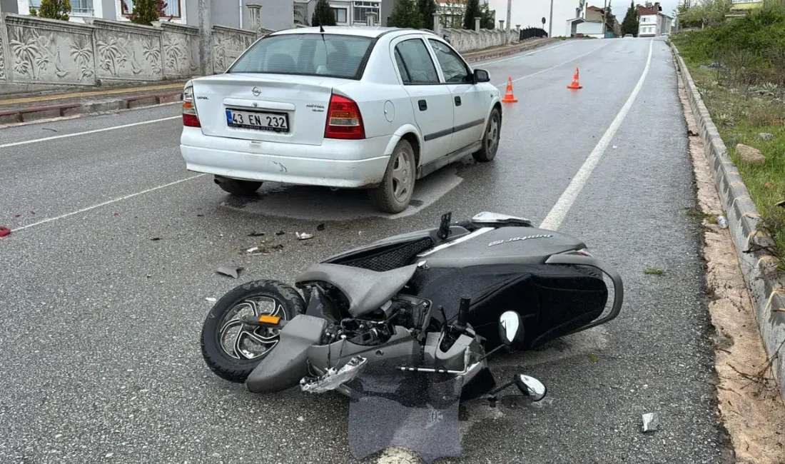 Kütahya’nın Tavşanlı ilçesinde kontrolden çıkan bir motosikletin önündeki otomobile arkadan