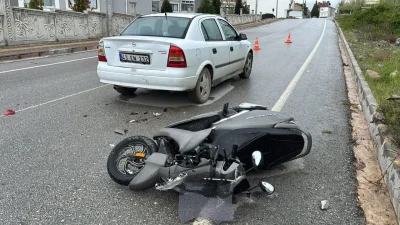 Kütahya’nın Tavşanlı ilçesinde kontrolden çıkan bir motosikletin önündeki otomobile arkadan