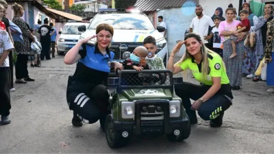 Kocaeli’de polis ekipleri, amansız bir hastalıkla mücadele eden 2 yaşındaki