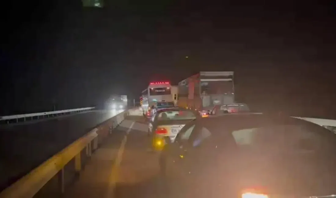 Erzincan’ın Tercan ilçesinde seyir halindeki bir tırın devrilmesi sonucu ulaşım