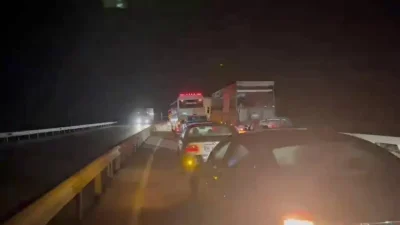 Erzincan’ın Tercan ilçesinde seyir halindeki bir tırın devrilmesi sonucu ulaşım