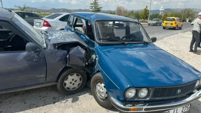 Nevşehir’de iki otomobilin çarpışması sonucu meydana gelen ve 4 kişinin