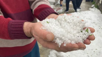 Erzincan’ın Refahiye ilçesinde aniden bastıran sağanak ve şiddetli dolu yağışı