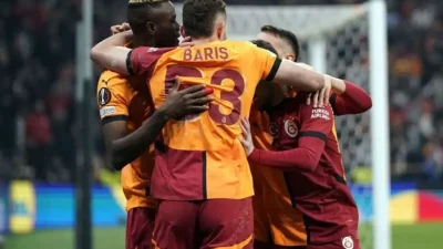Galatasaray taraftarı nefesini tuttu ve şampiyonluk hesaplarına başladı. Samsunspor karşısında
