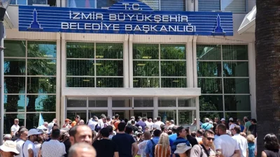 İzmir’de sabah saatlerinde hareketli dakikalar yaşandı. İzmir Cumhuriyet Başsavcılığı koordinesinde