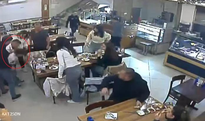 Bursa’da ailesiyle yemek yediği sırada nefes borusuna yiyecek kaçan küçük