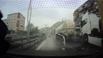 Kocaeli’nin İzmit ilçesinde meydana gelen ve 4 aracın birbirine girdiği