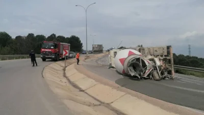 Bursa’nın İnegöl ilçesinde kontrolden çıkan beton mikserinin virajda devrilmesi sonucu