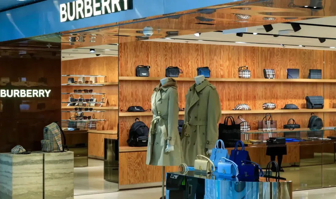 Lüks giyim sektöründe zorlu bir dönemden geçen İngiliz devi Burberry,