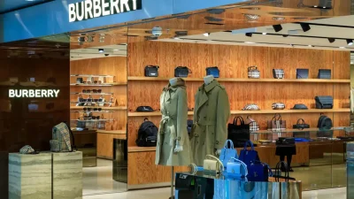 Lüks giyim sektöründe zorlu bir dönemden geçen İngiliz devi Burberry,