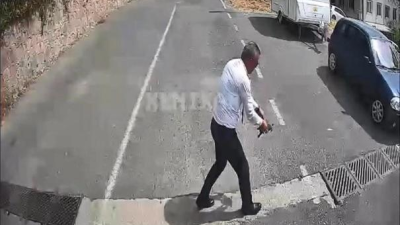 Kocaeli’de belediye otobüsü şoförü Ayhan Özdemir, sefer sırasında yolun ortasında