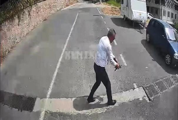 Kocaeli’de belediye otobüsü şoförü Ayhan Özdemir, sefer sırasında yolun ortasında