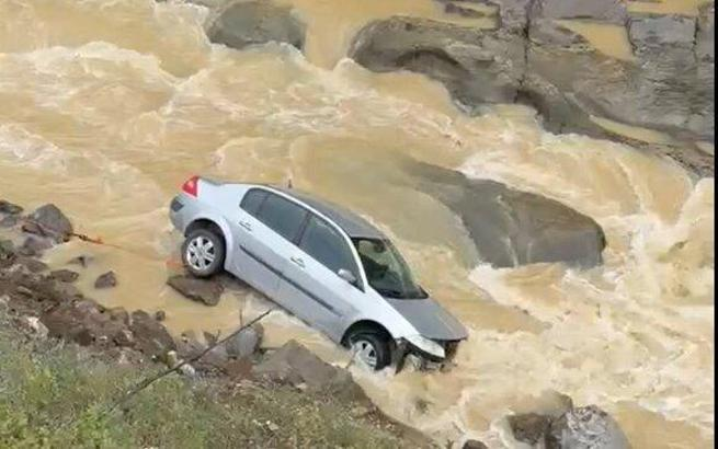 Düzce’nin Yığılca ilçesinde sürücüsünün direksiyon hakimiyetini kaybettiği otomobil Melen kıyısında