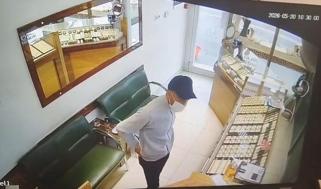 Konya’da cerrahi maskeyle girdiği kuyumcuda “Eşime alacağım” diyerek pırlanta yüzükleri