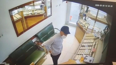 Konya’da cerrahi maskeyle girdiği kuyumcuda “Eşime alacağım” diyerek pırlanta yüzükleri