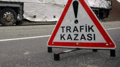 Afyonkarahisar’da kontrolden çıkan bir otomobilin yol kenarındaki aydınlatma direğine çarpması
