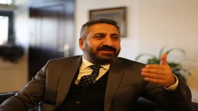 Ekranlarda yaptığı analizler ve dikkat çeken yorumlarıyla tanınan gazeteci Ali
