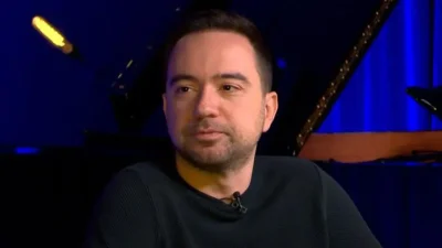 Kurumsal dünyanın stresli labirentlerinden sahne ışıklarına uzanan sıra dışı bir