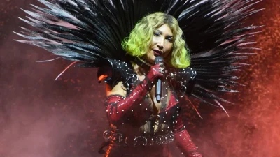 Türk pop müziğinin cesur ismi Hande Yener, son konserinde tercih