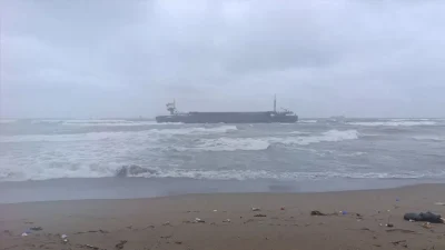 Sakarya’nın Karasu ilçesinde fırtınalı hava nedeniyle kontrolden çıkan yabancı bandıralı