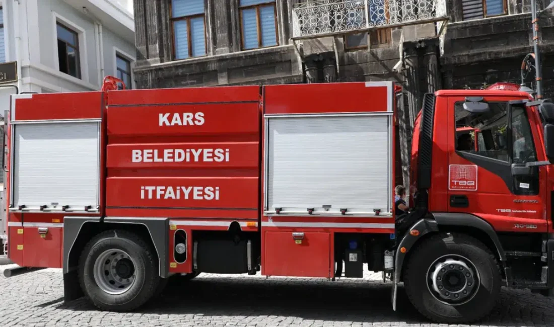Kars’ta seyir halindeyken bir anda alevler içinde kalan otomobil, çevredeki
