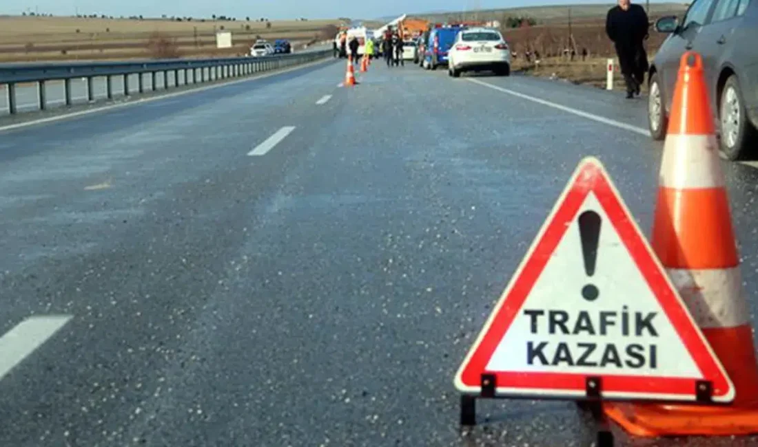 Sivas’ın Koyulhisar ilçesinde kontrolden çıkarak devrilen otomobilde can pazarı yaşanırken,