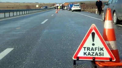 Sivas’ın Koyulhisar ilçesinde kontrolden çıkarak devrilen otomobilde can pazarı yaşanırken,