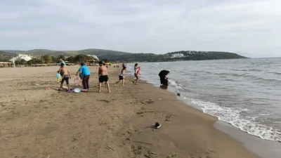 Aydın ve Ege kıyılarında termometrelerin hızla yükselmesiyle birlikte tatilciler sahillere