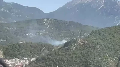 Muğla’nın turistik ilçelerinden Fethiye’de bugün öğle saatlerinde başlayan orman yangını