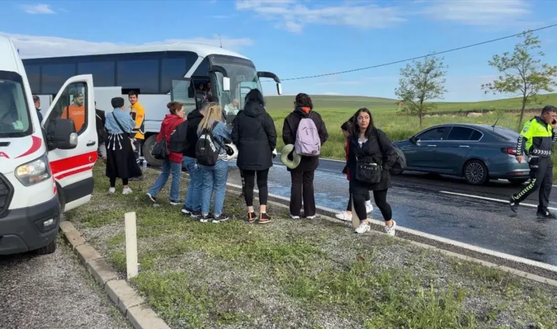 Aksaray’da seyir halindeki bir tur otobüsünün kontrolden çıkarak refüje çarpması